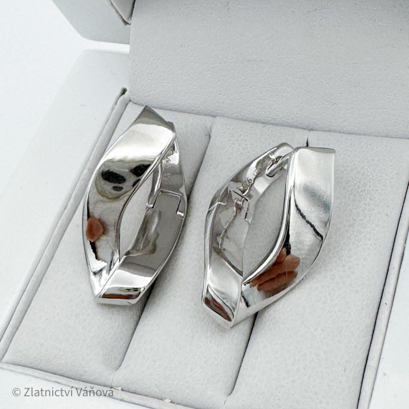 Stříbrné kroucené náušnice bez zirkonů